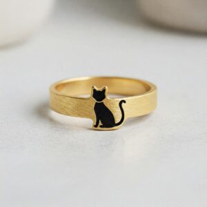 Stylish gold ring with a minimalist cat silhouette design.
