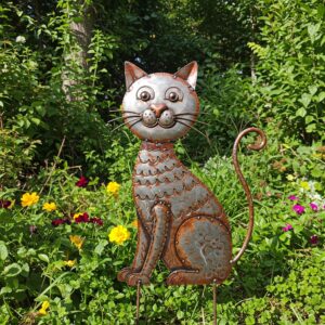 Durable metal cat ornament for adding a whimsical touch to your garden.