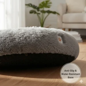 Illustration of the waterproof and anti-slip bottom of a plush cat bed for floor stability.